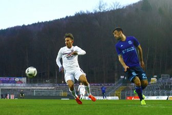 Erzgebirge Aue: Keine Tore im Test gegen Brest - Simon Skarlatidis (Aue) beweist sich gegen Vadim Pobudei (Brest, rechts).
