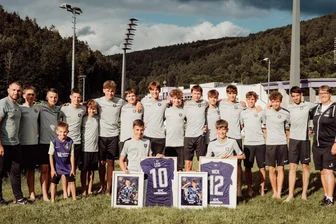 Erzgebirge Aue: Kumpelschmiede entsendet Nachwuchs zum Sportwagenhersteller - Der FC Erzgebirge Aue entsendet Anfang September Nachwuchsfußballer aus der Porsche-Kumpelschmiede zum Porsche-Fußball-Cup.
