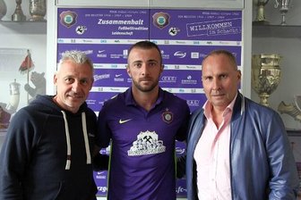 Erzgebirge Aue leiht Toshev nach Aalen aus - Trainer Pavel Dotchev, Martin Toshev und Präsident Helge Leonhardt im Sommer bei Torshevs Verpflichtung.