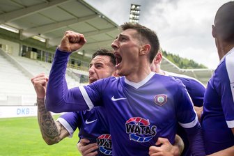 Erzgebirge Aue macht gegen 1. FC Kaiserslautern Riesenschritt in Richtung Klassenerhalt - Aues Mario Kvesic jubelt über seinen Treffer zum 1:0 mit Calogero Rizzuto (l) und Louis Samson (r).