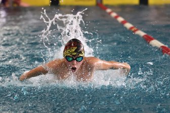 Erzgebirge Aue: Mehr als 300 Schwimmer schlagen bei Jubiläumsturnier hohe Wellen - Über 50 Meter Schmetterling gab voriges Jahr auch Paul Wietz von den Veilchen alles. Erneut erwartet der FCE ein großes Starterfeld.