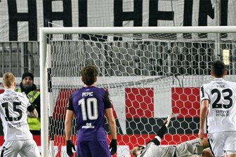 Erzgebirge Aue: Minimaler Kontakt bei spielentscheidender Szene? So denkt Sportchef Heidrich über die Niederlage in Sandhausen - Mirnes Pepic (Mitte) soll Markus Pink (23) gefoult haben. Den fälligen Strafstoß verwandelte Alexander Mühling (15) sicher.