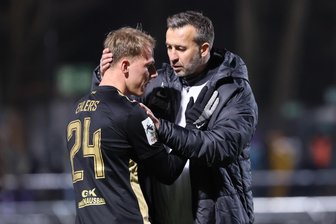 Erzgebirge Aue mit Aufholjagd in Köln: „Ohne die Einwechselspieler hätten wir nichts mitgenommen“ - Ausgleichstorschütze Jannic Ehlers holt sich aufmunternde Worte von Trainer Christoph Dabrowski ab.