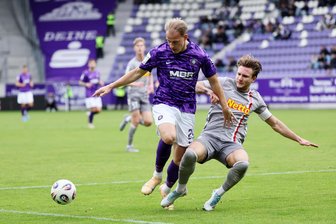 Erzgebirge Aue mit Last-Minute-Sieg: Sieben-Tore-Spektakel und Bär-Comeback - Jannic Ehlers (Aue, l.) im Zweikampf mit Eric Hottmann vom SSV Jahn Regensburg.