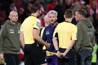 Erzgebirge Aue mit Strafstoß-Frust: „Das ist ein Skandal!“ – Die Stimmen zur Niederlage in Cottbus - Marvin Stefaniak hat nach Spielende Redebedarf mit Schiedsrichter Max Burda.