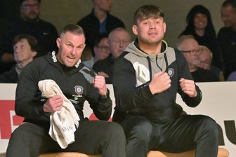 Erzgebirge Aue: Multitalent der Veilchenringer wechselt den Platz - Der Auer Coach Björn Schöniger (l.) wurde bei den Zweitligakämpfen des FCE bisher von Ringer Emil Thiele unterstützt.
