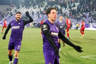 Erzgebirge Aue nach Sieg über Essen: „Der frühe Gegentreffer hat uns geschockt“ - Marcel Bär jubelt übet sein Tor zum 1:1-Ausgleich. Es war bereits der neunte Saisontreffer des Auer Goalgetters. Links Marco Schikora.