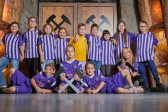 Erzgebirge Aue: Nachwuchsveilchen öffnen bis Heiligabend Tür um Tür - Die kleinen Veilchen haben für die Fans jeden Tag einen Geschenketipp parat.