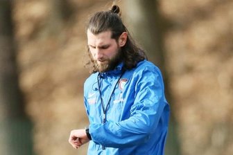 Erzgebirge Aue: Noch kein neuer Trainer gegen Bielefeld dabei - Co-Trainer Robin Lenk (im Bild) leitet zusammen mit Werner Schoupa und Max Urwantschky derzeit das FCE-Training.