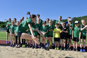 Erzgebirge Aue: Ob auf der Tartanbahn oder in der Sprunggrube – Trainingsfleiß ist bei diesen Veilchen alles - Die Leichtathleten des FC Erzgebirge Aue – vorn Nikita Richter (15) aus Lößnitz beim Weitsprung – sind eine eingeschworene Truppe.