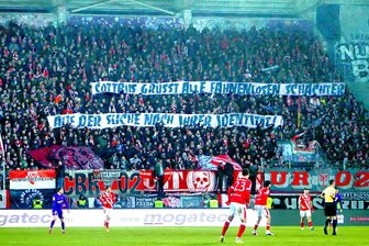 Erzgebirge Aue: Platzsturm nach Cottbus-Bannern – Ein Hinweis auf den Fahnenklau oder reine Provokation? - Von diesen Spruchbändern der Cottbus-Anhänger ließen sich Aue-Fans provozieren und zu einem Platzsturm hinreißen.
