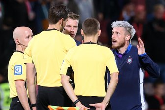 Erzgebirge-Aue-Profi Stefaniak: „In Summe ist es meine Schuld“ - Marvin Stefaniak (rechts) diskutiert mit Schiedsrichter Max Burda (links).