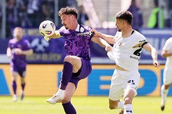 Erzgebirge Aue rechnerisch abgestiegen – Unentschieden gegen Wehen Wiesbaden bei Minuskulisse - Der FC Erzgebirge Aue, hier mit Angreifer Ricky Bornschein (li.) im Zweikampf mit Wiesbadens Jordy Gillekens, ist an diesem viertletzten Spieltag rechnerisch abgestiegen.