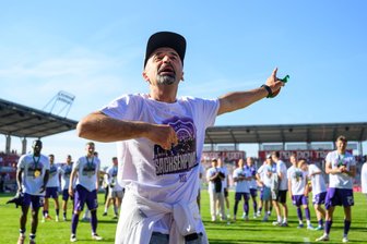 Erzgebirge Aue: Shubitidze auf den Zaun? „Das habe ich nicht verdient“ - Khvicha Shubitidze wollte den Aufforderungen der Fans, auf den Zaun zu steigen, nicht nachkommen. Der Trainer verwies stattdessen auf die Mannschaft.