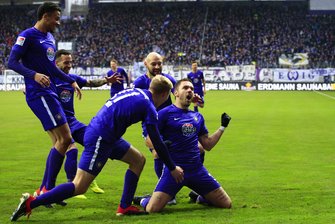 Erzgebirge Aue siegt gegen Union Berlin - Testroet trifft dreimal - Aues Pascal Testroet bejubelt sein Tor zum 1:0. 