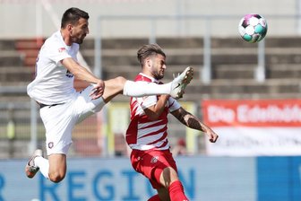 Erzgebirge Aue startet mit 3:0-Sieg in Zweitligasaison - Ognjen Gnjatic (33, Aue) und Dominic Baumann (9, Wuerzburg)