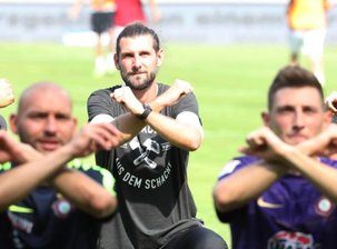 Erzgebirge Aue stellt Co-Trainer Lenk frei - Ein Foto aus besseren Zeiten: Robin Lenk (Mitte) mit den Spielern Philipp Riese und Mario Kvesic.