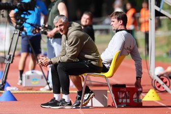 Erzgebirge Aue: Stimmen zum Pokalsieg über Taucha – „Das Deutschland-Spiel hat uns geholfen“ - Cheftrainer Jens Härtel konnte den Sachsenpokalsieg seiner Mannschaft entspannt von der Seitenlinie aus verfolgen.