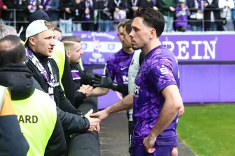 Erzgebirge-Aue-Torjäger Bär rechnet ab: „Stehe Woche für Woche hier und erzähle den gleichen Scheiß“ - Marcel Bär (r.) stellte sich nach Abpfiff den eigenen Fans.