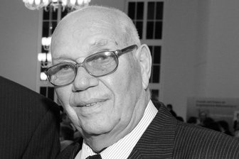 Erzgebirge Aue trauert um Martin Henselin: „Sein Einsatz und seine Überzeugungskraft werden fehlen“ - Martin Henselin ist diese Woche im Alter von 87 Jahren gestorben. Das Foto entstand im Jahr 2015, als er die Ehrennadel der Stadt Aue erhielt.