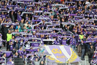 Erzgebirge Aue trifft auf Dynamo Dresden: Das müssen Fans und Autofahrer zum Sachsenderby wissen - Fiebern der Partie im Erzgebirgsstadion in Aue am Sonntag gegen Dynamo Dresden entgegen: Fans von Erzgebirge Aue.
