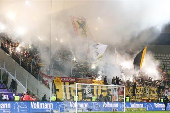 Erzgebirge Aue trifft auf Dynamo: So bereitet sich die Polizei auf das Sachsenderby am Freitag vor - Das Aufeinandertreffen von Erzgebirge Aue und Dynamo Dresden verspricht immer besondere Brisanz. Im Bild zu sehen sind Dynamo-Fans, im Erzgebirgsstadion Pyrotechnik zünden.