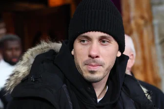 Erzgebirge Aue trifft auf Jahn Regensburg: Kommt es zum Comeback von Mittelstürmer Marcel Bär? - Marcel Bär verfolgte zuletzt warm eingepackt das Heimspiel gegen Waldhof Mannheim (0:2).