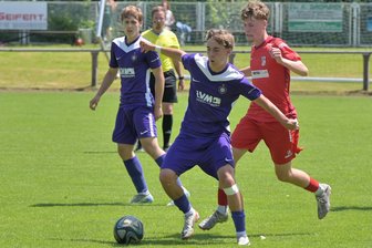 Erzgebirge Aue: U 16 blendet die „Schande vom Spiegelwald“ aus – das sagt der Veilchenpräsident dazu - Der Auer Theo Vincent Schrödter (vorn) hatte im Relegationsspiel mit Erfurt das zwischenzeitliche 2:0 für den FC Erzgebirge Aue erzielt.