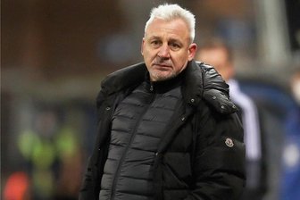 Erzgebirge Aue und das Problem mit der ausgeglichenen Liga - Fassungslos war Pavel Dotchev am Freitagabend nach den zwei späten Gegentoren in Paderborn. 