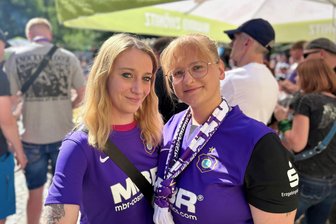 Erzgebirge Aue und der Pokalsieg: „Balsam auf die Seele der Fans“ - Linda Kunzmann (l.) und Jasmin Walther haben das Sachsenpokalfinale auf dem Spiegelwald verfolgt.