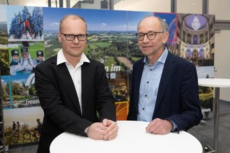 Erzgebirge Aue und die Schulden: „Das macht einen nicht glücklich und zufrieden“ - FCE-Präsident Thomas Schlesinger (l.), hier mit Andreas Stark, im FCE-Vorstand zuständig für Finanzen, stand am Mittwoch zur Kreistagssitzung Rede und Antwort.