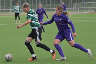 Erzgebirge Aue: Veilchen erwartet bei Chemie Leipzig eine Wundertüte - Der Auerin Michelle Albrecht (r.) - hier in einer früheren Partie gegen Thum - gelang gegen den 1. FFC Chemnitz das Tor des Tages.