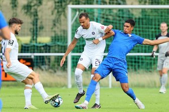 Erzgebirge Aue: Veilchen schlagen Carl Zeiss Jena - Die Auer Marko Schikora (li.) und Steffen Nkansah nehmen Jenas Benjamin Zank den Ball.