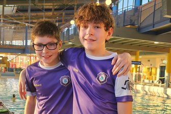 Erzgebirge Aue: Veilchen von der Sportschule schwimmt in die deutsche Spitze - Beim Erzgebirgscup in Marienberg vertraten Jonas Leonhardt und Richard Weigel die Farben der Veilchen.