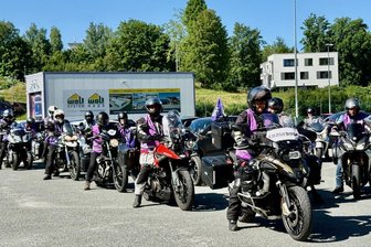 Erzgebirge Aue: Veilchenbiker setzen auf die Insel über – doch eine Maschine „wackelt“ - Kurz vor der Abfahrt im Auer Erzgebirgsstadion stieg der Puls bei den Veilchenbikern.