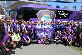 Erzgebirge Aue: Veilchenbiker stehen vor historischer Tour auf die Grüne Insel - Ein besonderes Gruppenfoto entstand im Juli vorigen Jahres mit den Gästen aus Nordirland vor dem Auer Mannschaftsbus. Nun folgt der Gegenbesuch der Veilchenbiker auf der Grünen Insel.