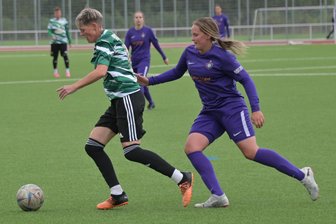 Erzgebirge Aue: Veilchencoach übt kaum Kritik – „So stelle ich mir das vor“ - Aues Michelle Albrecht (r.) und ihr Team sind super aus der Winterpause gekommen.