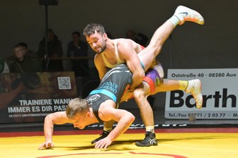 Erzgebirge Aue: Veilchenringer erwarten in Nürnberg starke Gegenwehr - Der Auer Oliver Skrypczak (hinten) konnte zuletzt Thalheims Felix Franke besiegen.