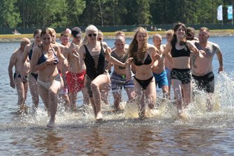 Erzgebirge Aue: Veilchenringer schalten in den Urlaubsmodus – und auch der Coach betreibt „Mattenflucht“ - Ab ins kühle Nass: Beim Trainingslager der Veilchenringer am Filzteich stand auch Entspannung auf dem Plan.