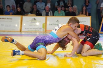Erzgebirge Aue: Veilchenringer tanzen nach Kantersieg gegen Hannover in Potsdam auf der Rasierklinge - FCE-Eigengewächs Finn Weiß (l.) – hier gegen Thalheims John-Luca Koch – läutete das Duell in Potsdam mit einem Sieg für Aue II ein.