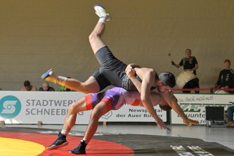 Erzgebirge Aue: Veilchenringer vor rappelvollem Kampftag – und einem bewegenden Abschied - Aues Oliver Skrzypczak (unten) feierte zuletzt einen 4:0-Sieg gegen den Potsdamer Armen Mahakian.