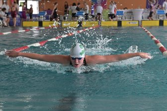 Erzgebirge Aue: Veilchenschwimmer notieren zum Jubiläum drei Rekorde - Lina Voigt vom SV Schneeberg startete unter anderem über 100 Meter Schmetterling.