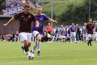 Erzgebirge Aue: Veilchensponsoren lassen Stadtchefs nicht so leicht von der Angel - Sascha Krötz (l.), Bürgermeister von Schlierbach in Baden-Württemberg, auf dem Weg zum 1:0. Jan Altmann von den Donnerstagskickern des FCE konnte ihn nicht stoppen.