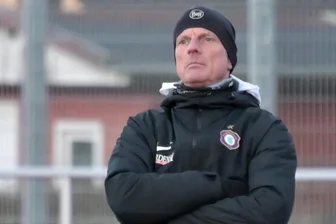 Erzgebirge Aue: Veilchentrainer steht vor einer noch nie da gewesenen Misere - Nachdenklich: Aue-Coach Alexander Zamzow und die Veilchenfrauen befinden sich in einer misslichen Lage.