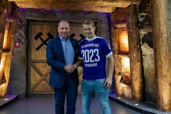 Erzgebirge Aue verlängert Vertrag mit Hochscheidt bis 2023 - Fußball-Zweitligist FC Erzgebirge Aue hat den Vertrag mit Jan Hochscheidt vorzeitig verlängert.