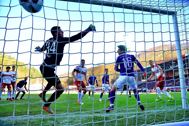Erzgebirge Aue verliert 0:4 gegen Stuttgart - Timo Baumgartl (Stuttgart) überwindet Torhüter Daniel Haas zum 0:1.