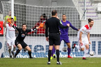 Erzgebirge Aue verliert daheim gegen Ingolstadt - Ingolstadts Jonatan Kotzke (rechts) jubelt nach seinem Treffer zum 0:2 mit Darío Lezcano (l.) während Aues Torwart Martin Männel (2.v.l.) und Malcolm Cacutalua protestieren.