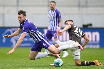 Aues Florian Ballas (l) wird von St. Paulis Finn Ole Becker gefoult. 