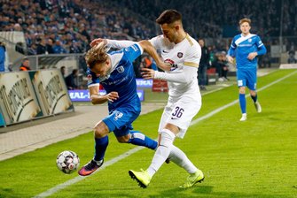 Erzgebirge Aue verliert in Magdeburg - Magdeburgs Felix Lohkemper (links) im Zweikampf mit Aues Filip Kusic.