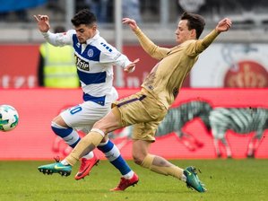 Erzgebirge Aue verliert mit 0:3 gegen den MSV Duisburg - Duisburgs Cauly Oliveira Souza (l.) im Zweikampf mit Aues Clemens Fandrich.